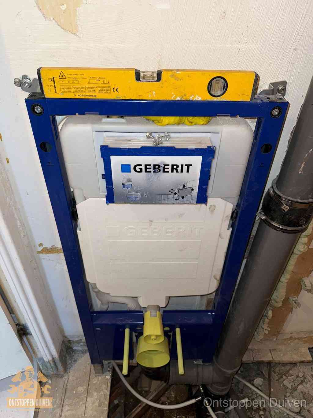 Een Geberit inbouwreservoir met frame voor een hangtoilet tegen de wand, met de afvoerbocht naar de vloer, kenmerkend voor een verstopt hangtoilet in Duiven