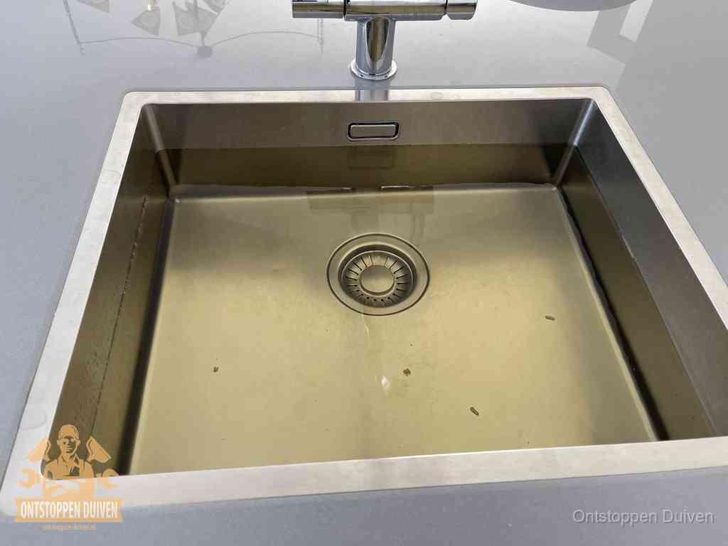 Stilstaand water in een rvs spoelbak dat niet wegloopt, een duidelijk signaal van een gootsteenverstopping in Duiven Stilstaand water in een rvs spoelbak dat niet wegloopt, een duidelijk signaal van een gootsteenverstopping in Duiven
