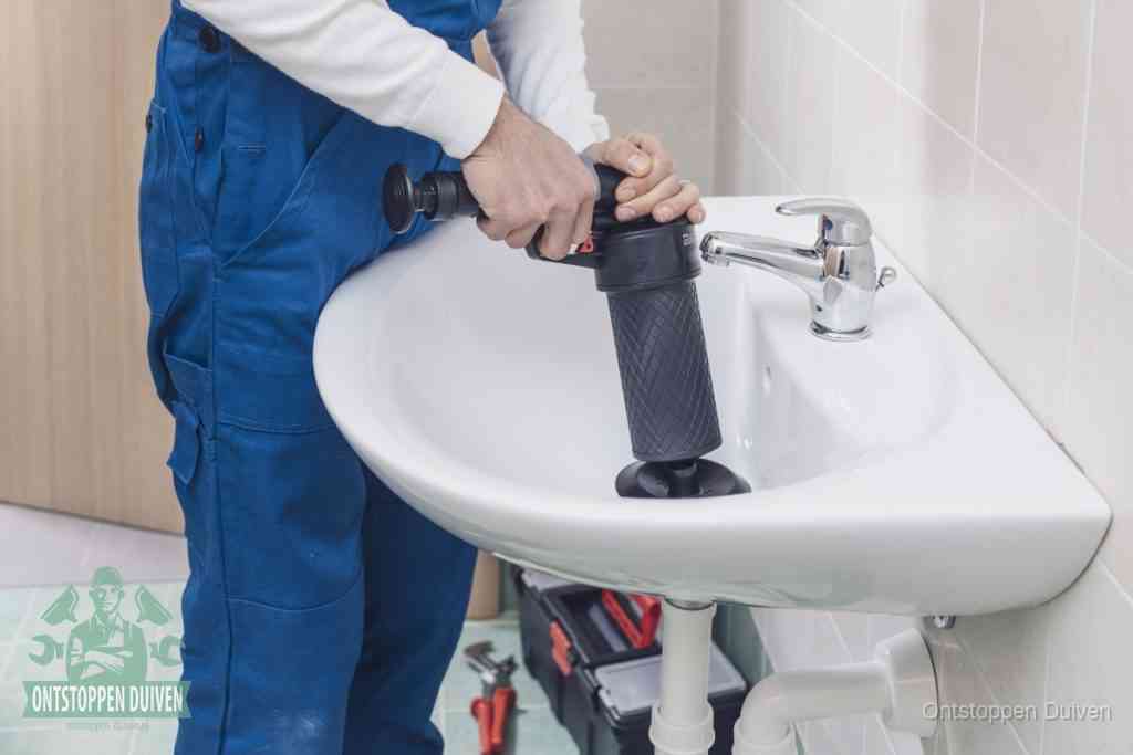 Een te ruwe doe-het-zelf poging met een hand-pomp op de afvoer van een badkamer-wastafel, een van de veelgemaakte fouten bij afvoer ontstoppen in Duiven